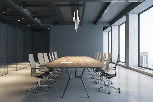 Zijaanzicht op houten vergadertafel en lichte rolstoelen zonovergoten door moderne kroonluchter op donkere bovenkant in ruime vergaderruimte met betonnen vloer donkere muur achtergrond en uitzicht op de stad 3D-rendering