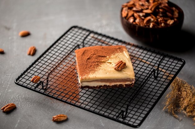 Zijaanzicht op niet-gebakken milieuvriendelijke pecannootcake op metalen gaasblad