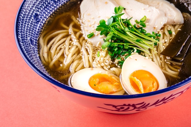 Zijaanzicht op shio ramen noodle dikke soep met kip en eieren