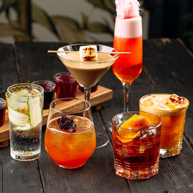 Zijaanzicht op verschillende zoete gemengde alcoholische cocktails