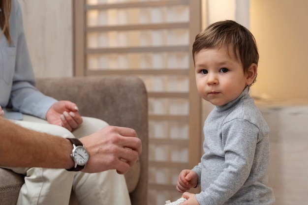 Foto zijaanzicht schattig kind thuis