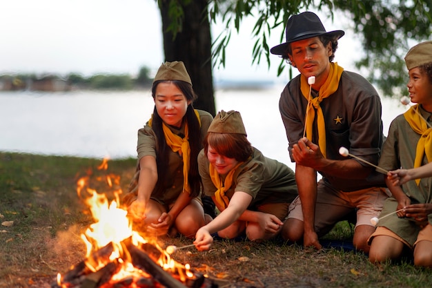 Foto zijaanzicht scouts bij kampvuur