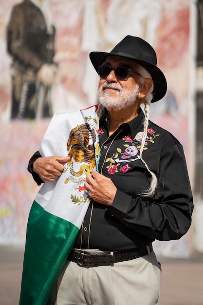 Zijaanzicht senior man met Mexicaanse vlag