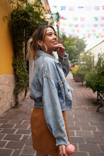 Zijaanzicht smiley bohemien vrouw