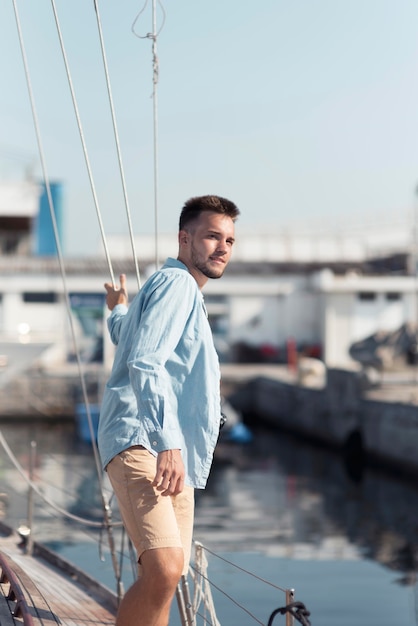 Foto zijaanzicht smiley man op boot