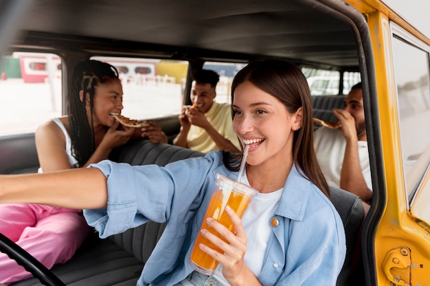 Foto zijaanzicht smiley vrouw in auto