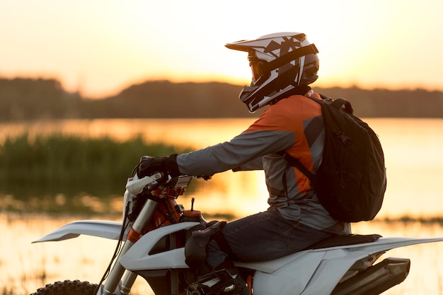 Zijaanzicht stijlvolle man genieten van motorrit