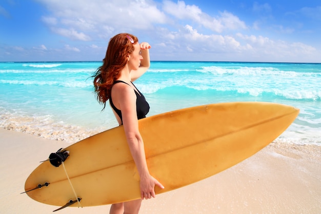 zijaanzicht surfer vrouw tropische zee op zoek golven