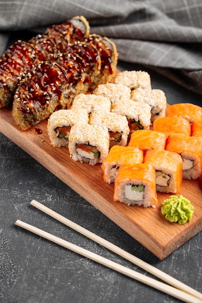 Zijaanzicht sushi roll assorti set met sojasaus