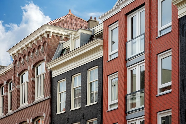 Zijaanzicht van bakstenen huis in holland