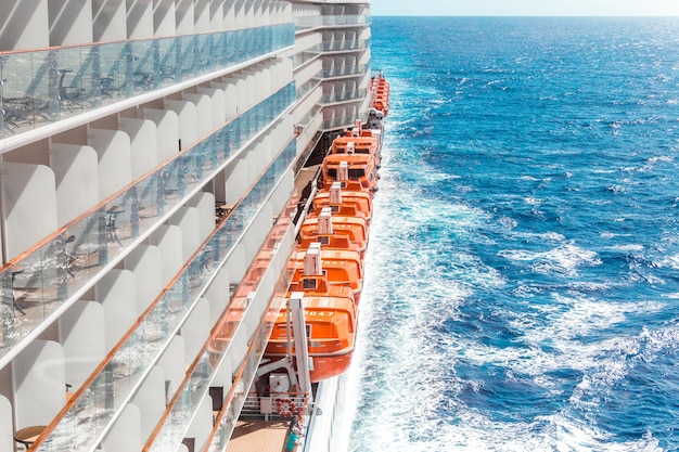 Zijaanzicht van cruiseschip op de blauwe hemelachtergrond