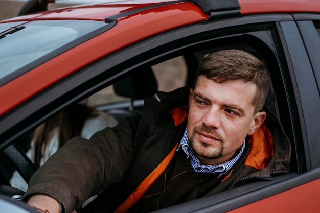 Foto zijaanzicht van de man zit in de autostoel