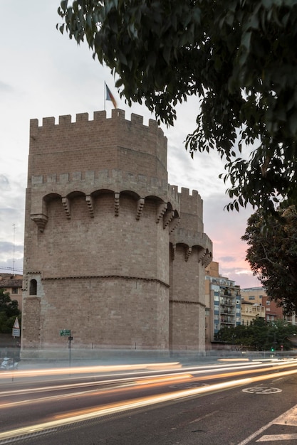 Zijaanzicht van de Torres de Serrano in Valencia, Spanje Om nacht te worden