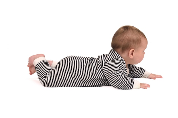 Zijaanzicht van een baby die op de vloer kruipt op een witte achtergrond