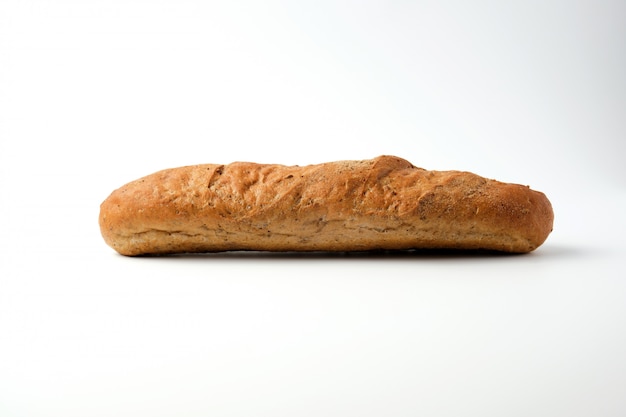 Zijaanzicht van een gebakken baguette van de roggebloem op een wit