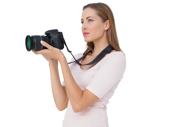 Zijaanzicht van een jonge vrouw met camera