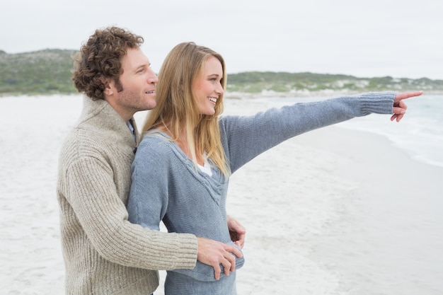 Zijaanzicht van een ontspannen romantisch paar op het strand