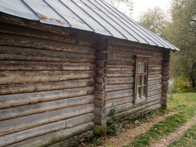 Zijaanzicht van een oud huis gemaakt van hout. Vintage gebouwen