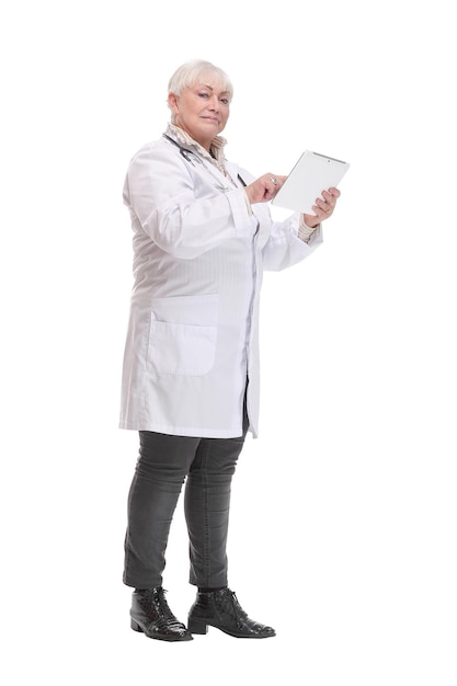 Zijaanzicht van een volwassen arts die een tabletcomputer gebruikt die over een witte achtergrond wordt geïsoleerd