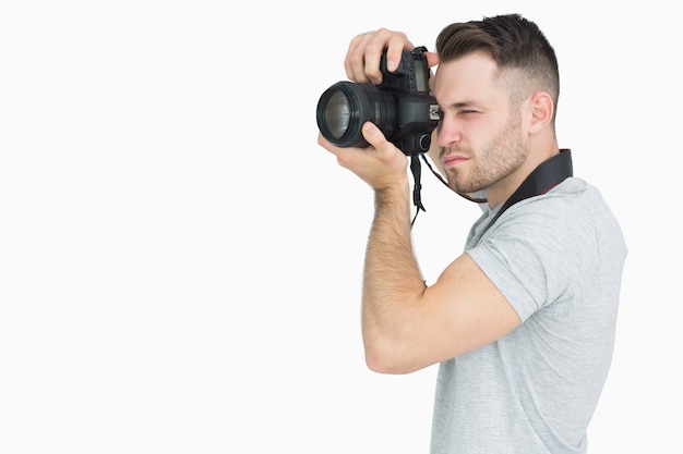 Zijaanzicht van fotograaf met fotografische camera