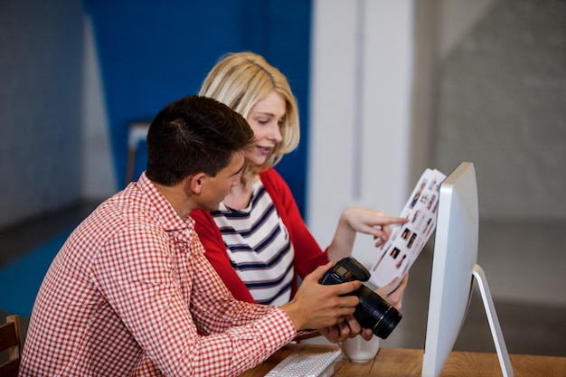 Zijaanzicht van fotografen die aan foto's werken