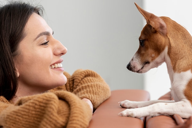 Zijaanzicht van gelukkige vrouw en haar hond