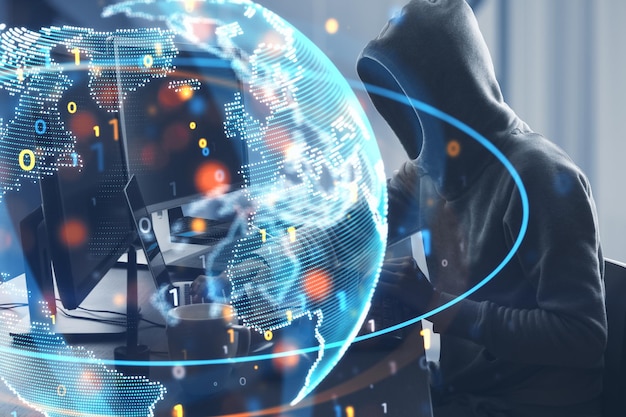 Zijaanzicht van hacker die computers gebruikt op desktop met abstract bolhologram