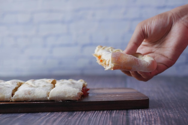 Zijaanzicht van handgeplukte pizza calzone op een tafel