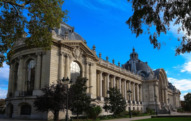 Zijaanzicht van het gebouw Small PalalcePetit Palais in Parijs