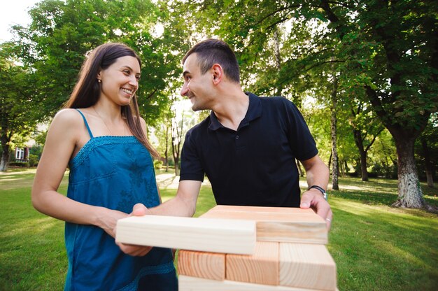 Zijaanzicht van mannen en vrouwen die spel in een park spelen.