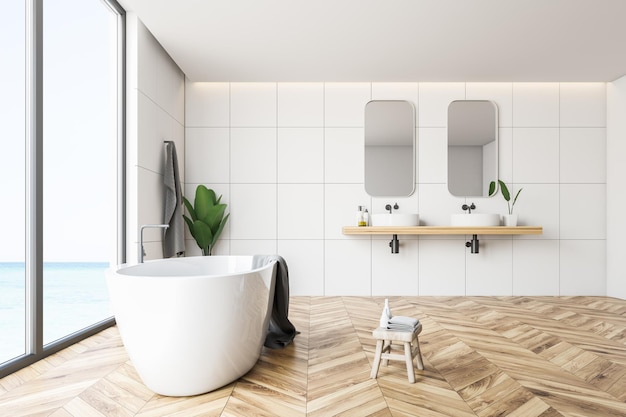Zijaanzicht van moderne badkamer met witte tegelwanden, houten vloer, grote raampartijen, wit ligbad en dubbele wastafel met twee spiegels. 3D-weergave