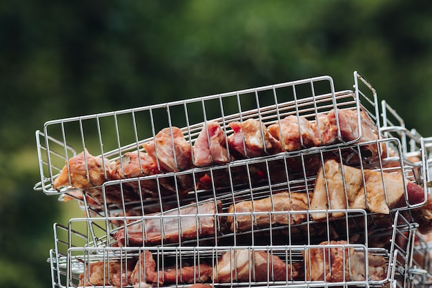 Zijaanzicht van rauw gemarineerd vlees voor picknick