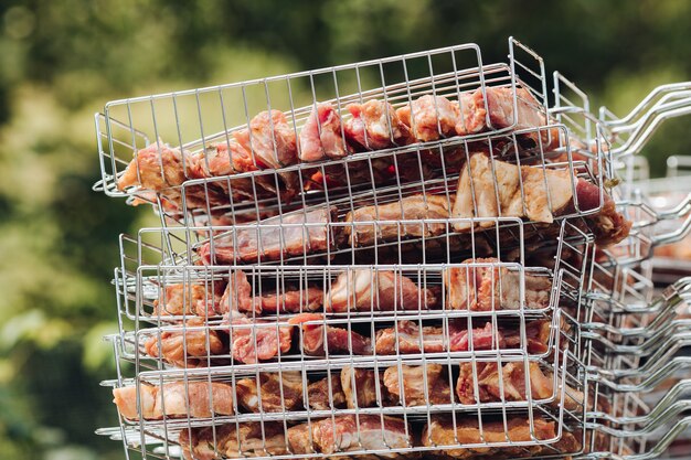 Zijaanzicht van rauw gemarineerd vlees voor picknick