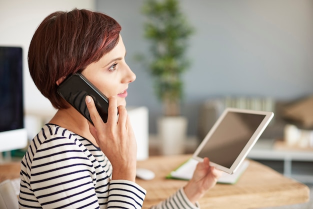 Zijaanzicht van vrouw met draadloze technologie