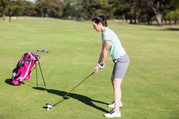 Zijaanzicht van vrouwen speelgolf