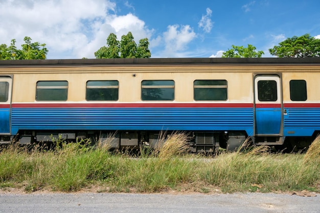 Zijaanzicht vintage draaistel trein op rail