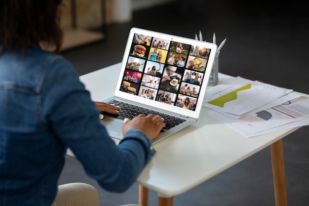 Foto zijaanzicht volwassene die aan laptop werkt