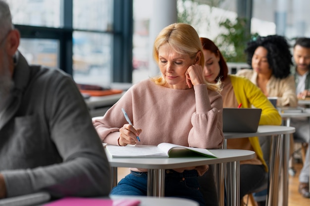 Foto zijaanzicht volwassenen die samen studeren