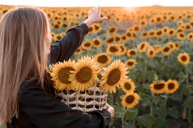 Foto zijaanzicht vrouw met bloem mand