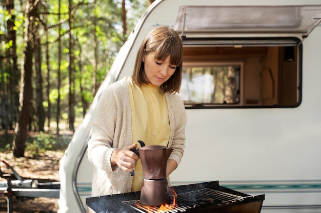 Zijaanzicht vrouw met koffiepot