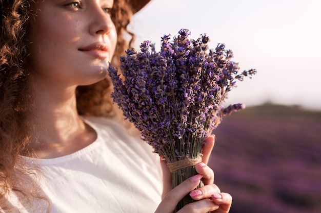 Foto zijaanzicht vrouw met lavendel