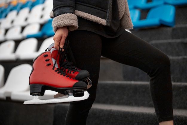 Foto zijaanzicht vrouw met schaatsen