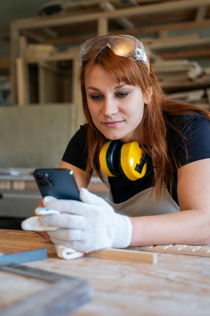 Zijaanzicht vrouw met smartphone