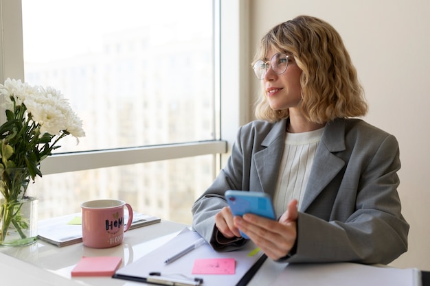 Zijaanzicht vrouw met smartphone