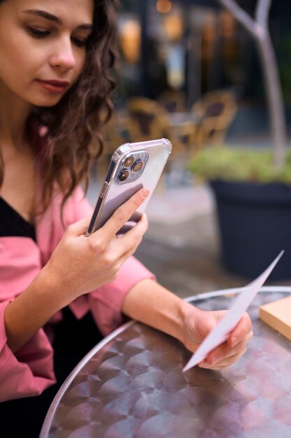 Foto zijaanzicht vrouw met smartphone