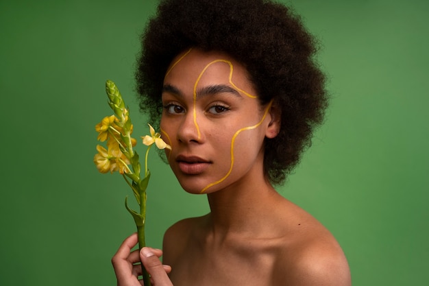 Foto zijaanzicht vrouw poseren met bloem