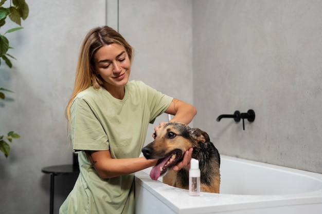 Foto zijaanzicht vrouw wassen hond