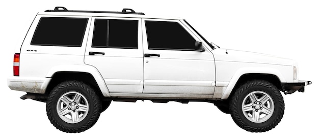Zijaanzicht witte SUV-auto met moddervlekken geïsoleerd op een witte achtergrond met uitknippad