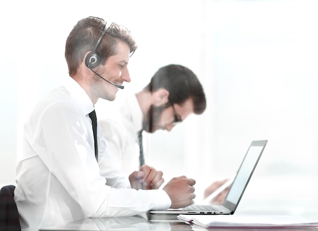 Zijaanzichtadviseurs van het bedrijf aan de Deskphoto met kopieerruimte