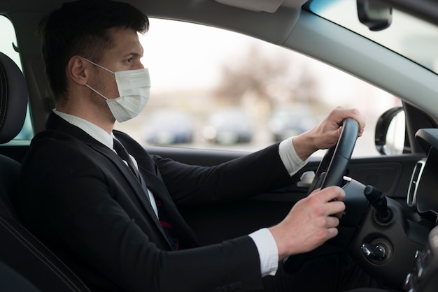 Foto zijaanzichtmens die masker dragen tijdens het drijven